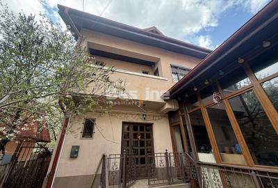 Casă individuală cu 5 camere cu Canalizare în Crângași