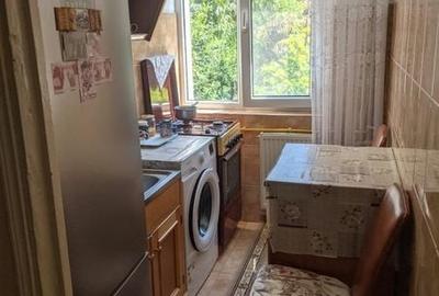 Apartament cu 3 camere semidecomandat în Cornișa