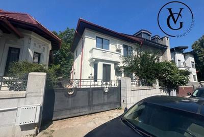 Casă cu 9 camere cu Teren 450 Mp în Dorobanți