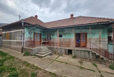 Casă cu 4 camere cu Teren 400 Mp în Central - 1