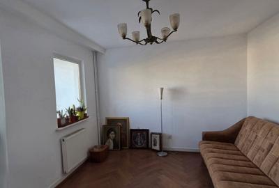 Apartament cu 3 camere semidecomandat în Astra