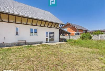 Casă cu 4 camere în Dumbrăvița
