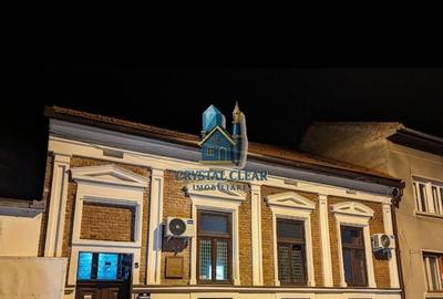 Casă individuală cu 13 camere cu Canalizare în Central