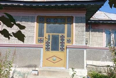 Casă cu 4 camere cu Teren 800 Mp în Cocorăștii Colț