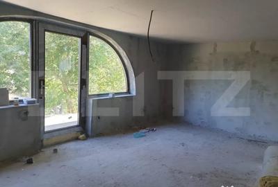 Casă cu 7 camere cu Teren 1000 Mp în Central