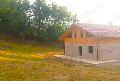 Casă cu 4 camere cu Teren 1705 Mp în Iedera - 1