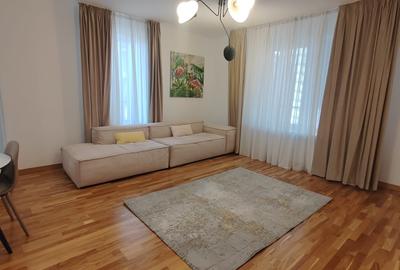 Apartament cu 3 camere semidecomandat în Văcăresti