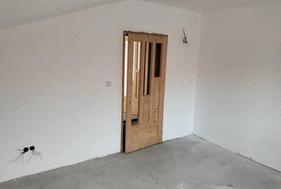 Casă cu 3 camere cu Teren 983 Mp în Peciu Nou - 2