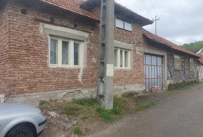 Casă cu 3 camere cu Teren 3000 Mp în Vărzari