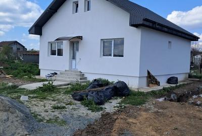 Casă cu 4 camere în Lumina