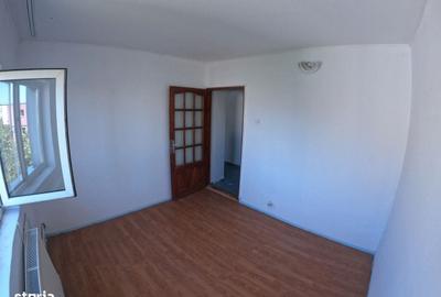Apartament cu 3 camere semidecomandat în Tineretului