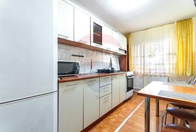 Apartament cu 2 camere decomandat, mobilat în Tractorul - 2
