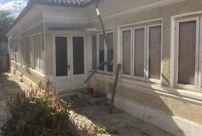 Casă cu 6 camere în Carcaliu