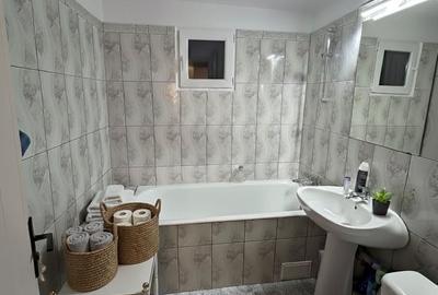 Apartament cu 3 camere semidecomandat în Rahova