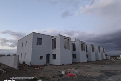 Casă cu 4 camere în Cristian