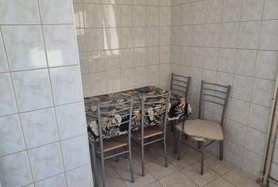Apartament cu 3 camere semidecomandat în Giurgiului