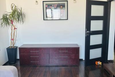 Apartament cu 3 camere semidecomandat în Obor