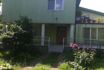 Casă cu 7 camere cu Teren 2061 Mp în Central - 2