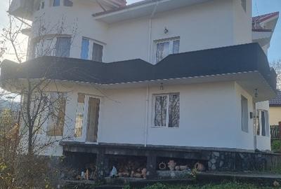 Casă individuală cu 10 camere cu Teren 785 Mp în Central - 15