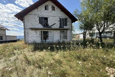 Casă individuală cu 4 camere cu Canalizare în Berchișești