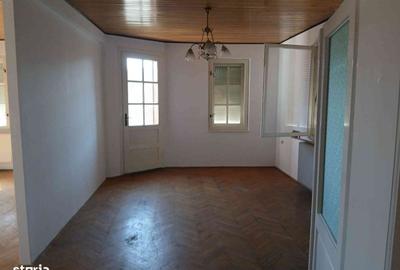 Casă cu 4 camere cu Teren 900 Mp în Solovăstru