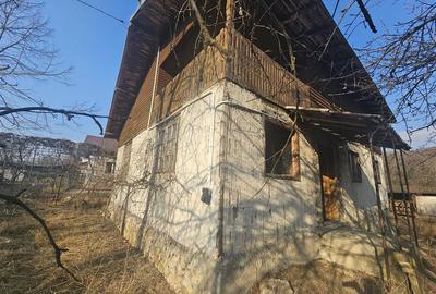 Casă cu 4 camere cu Teren 1000 Mp în Vâlcănești