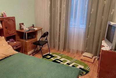 Apartament cu 3 camere semidecomandat în Deveselu