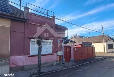 Casă cu 3 camere cu Teren 290 Mp în Central - 1