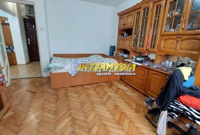 Garsonieră decomandată, mobilată în Cetate