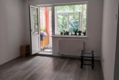 Apartament cu 3 camere semidecomandat, mobilat în Nicolina