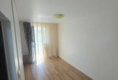 Apartament cu 3 camere semidecomandat în 9 Mai