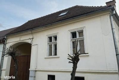 Casă cu 6 camere cu Teren 272 Mp în Central