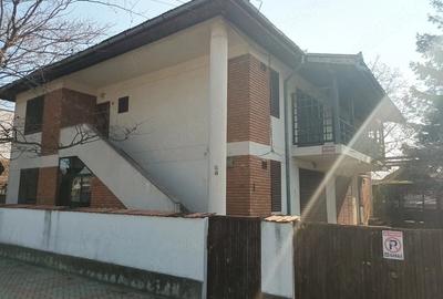 Apartament cu 3 camere decomandat în Central - 1