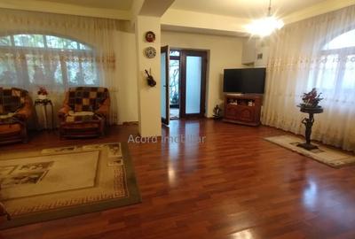 Casă individuală cu 8 camere cu Canalizare în Faleza Nord