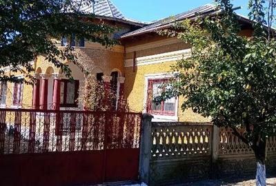 Casă cu 7 camere în Păuleasca
