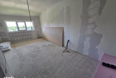Casă cu 4 camere în Priseaca