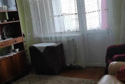 Apartament cu 3 camere semidecomandat în Dărmănești