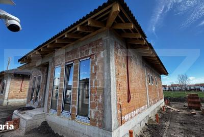 Casă cu 4 camere cu Teren 399 Mp în Micești