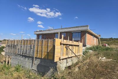 Casă cu 4 camere în Exterior Vest