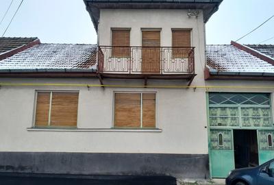 Casă cu 6 camere cu Teren 110 Mp în Central - 1