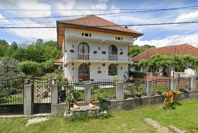 Casă individuală cu 5 camere cu Teren 1381 Mp în Costești