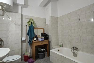 Apartament cu 3 camere decomandat în Calea Victoriei