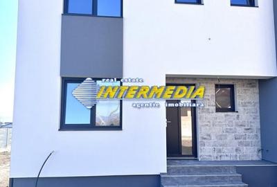 Casă individuală cu 4 camere cu Canalizare în Cetate