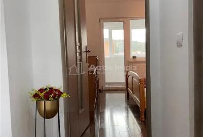 Apartament cu 3 camere decomandat în Micro II