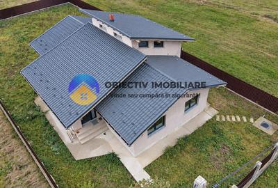 Casă cu 4 camere cu Teren 711 Mp în Dumbrava Roșie