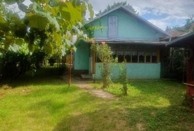 Casă individuală cu 4 camere cu Canalizare în Est