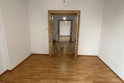 Casă cu 8 camere cu Canalizare în Central - 5