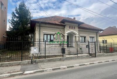 Casă individuală cu 4 camere cu Canalizare în Central - 1