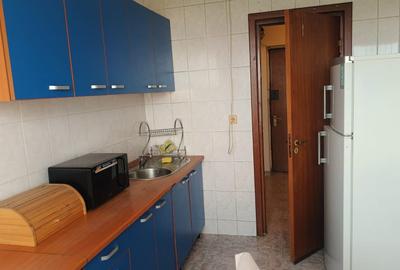 Apartament cu 3 camere semidecomandat în Bucur Obor