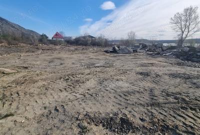 Teren de 4200 mp, în Gura Văii